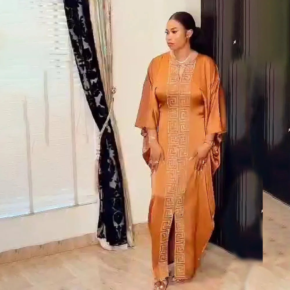 Modische afrikanische Frau, großes Kleid mit Fledermausärmeln, muslimisches islamisches Gewand, Seidenimitat, Hot-Fix-Strass
