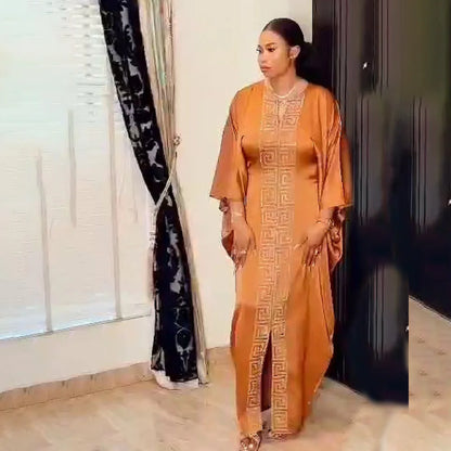 Modische afrikanische Frau, großes Kleid mit Fledermausärmeln, muslimisches islamisches Gewand, Seidenimitat, Hot-Fix-Strass