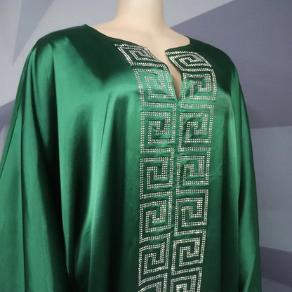 Modische afrikanische Frau, großes Kleid mit Fledermausärmeln, muslimisches islamisches Gewand, Seidenimitat, Hot-Fix-Strass
