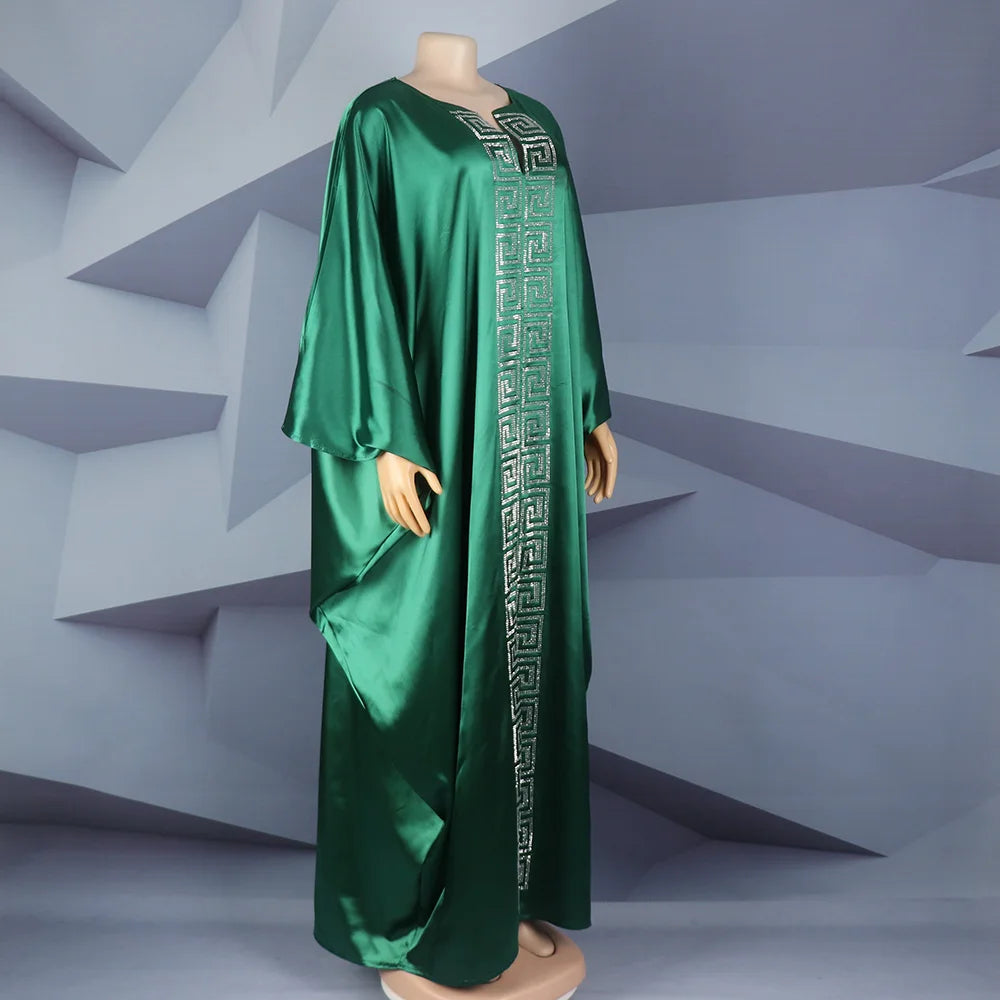 Modische afrikanische Frau, großes Kleid mit Fledermausärmeln, muslimisches islamisches Gewand, Seidenimitat, Hot-Fix-Strass