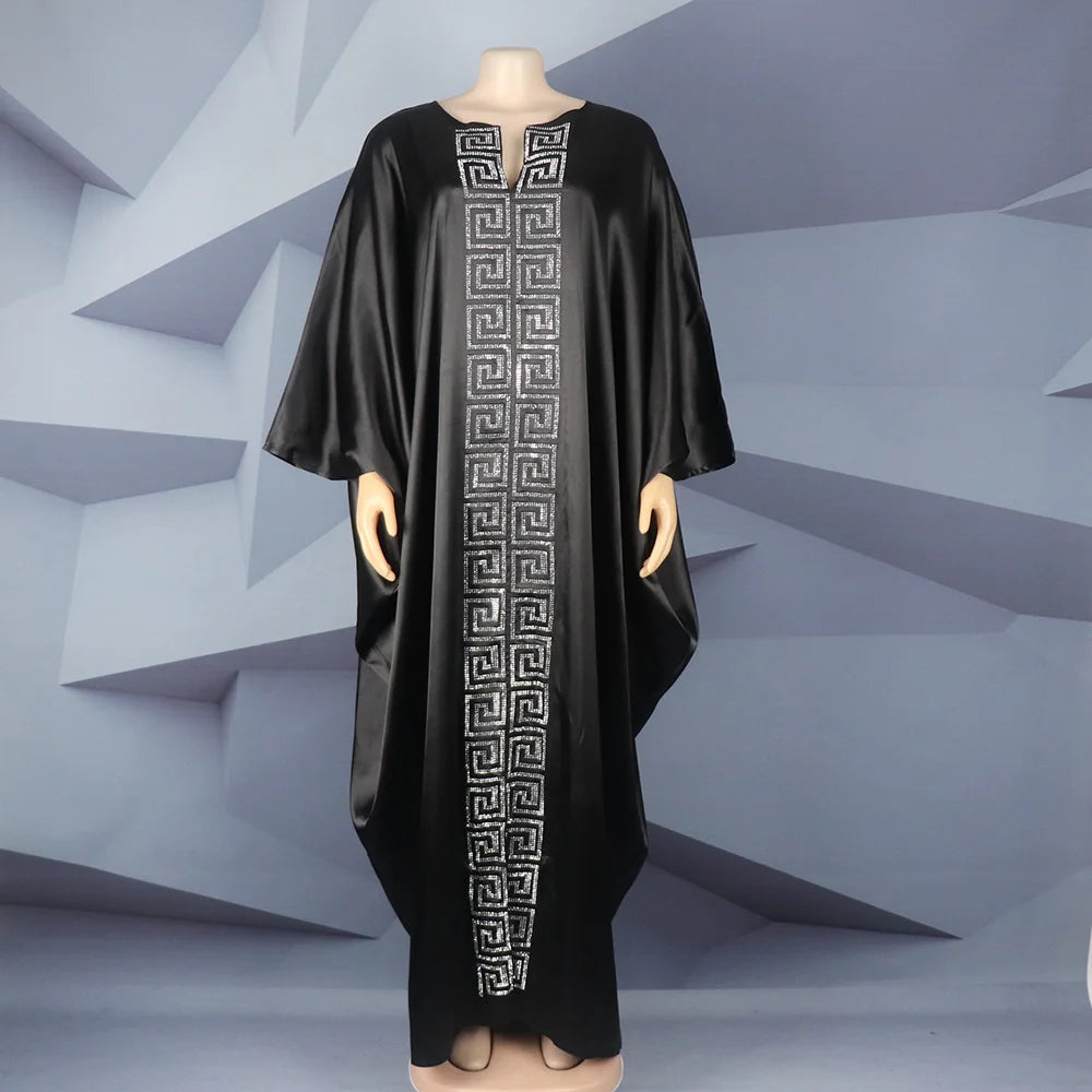 Modische afrikanische Frau, großes Kleid mit Fledermausärmeln, muslimisches islamisches Gewand, Seidenimitat, Hot-Fix-Strass