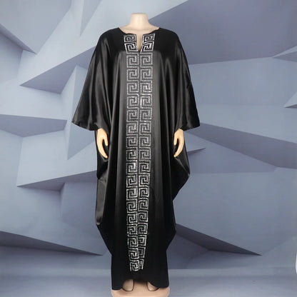 Modische afrikanische Frau, großes Kleid mit Fledermausärmeln, muslimisches islamisches Gewand, Seidenimitat, Hot-Fix-Strass