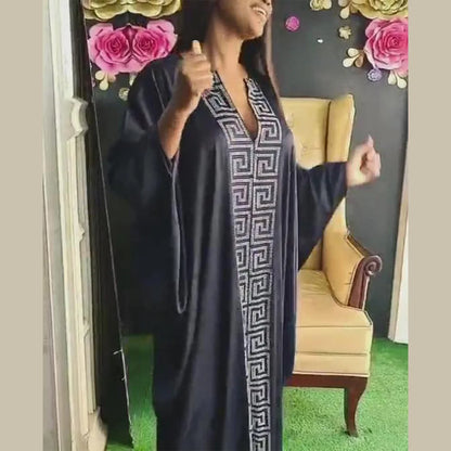 Modische afrikanische Frau, großes Kleid mit Fledermausärmeln, muslimisches islamisches Gewand, Seidenimitat, Hot-Fix-Strass