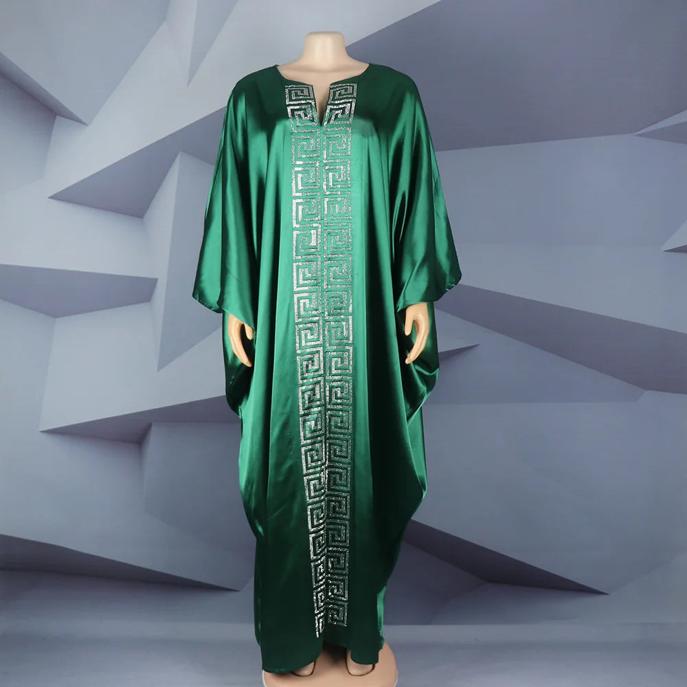 Modische afrikanische Frau, großes Kleid mit Fledermausärmeln, muslimisches islamisches Gewand, Seidenimitat, Hot-Fix-Strass