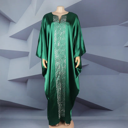 Modische afrikanische Frau, großes Kleid mit Fledermausärmeln, muslimisches islamisches Gewand, Seidenimitat, Hot-Fix-Strass