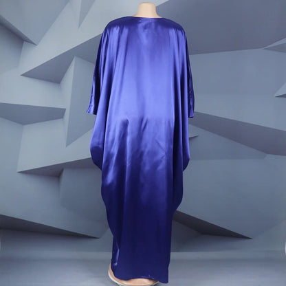 Modische afrikanische Frau, großes Kleid mit Fledermausärmeln, muslimisches islamisches Gewand, Seidenimitat, Hot-Fix-Strass