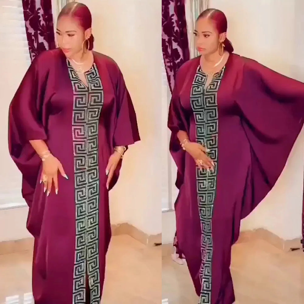 Modische afrikanische Frau, großes Kleid mit Fledermausärmeln, muslimisches islamisches Gewand, Seidenimitat, Hot-Fix-Strass