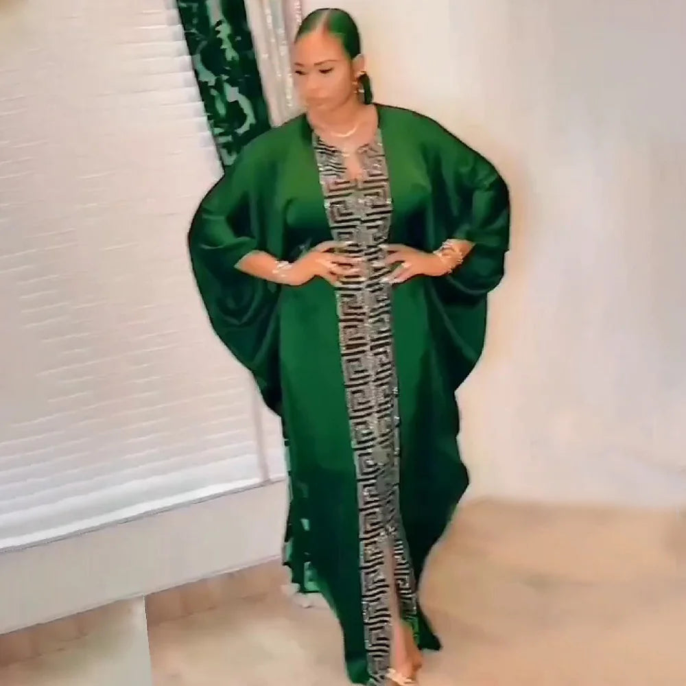 Modische afrikanische Frau, großes Kleid mit Fledermausärmeln, muslimisches islamisches Gewand, Seidenimitat, Hot-Fix-Strass