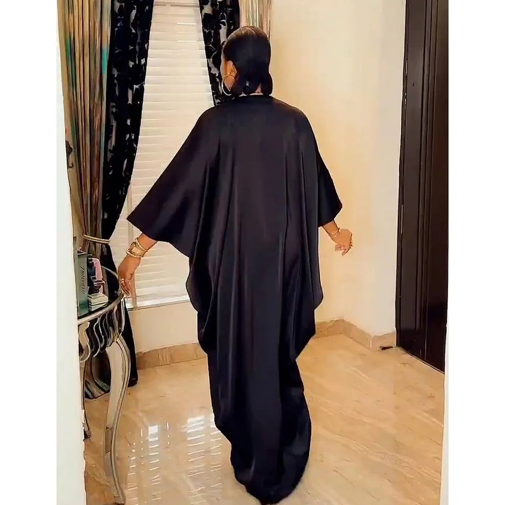 Modische afrikanische Frau, großes Kleid mit Fledermausärmeln, muslimisches islamisches Gewand, Seidenimitat, Hot-Fix-Strass