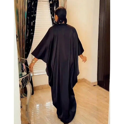 Modische afrikanische Frau, großes Kleid mit Fledermausärmeln, muslimisches islamisches Gewand, Seidenimitat, Hot-Fix-Strass