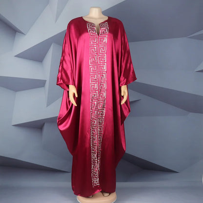 Modische afrikanische Frau, großes Kleid mit Fledermausärmeln, muslimisches islamisches Gewand, Seidenimitat, Hot-Fix-Strass