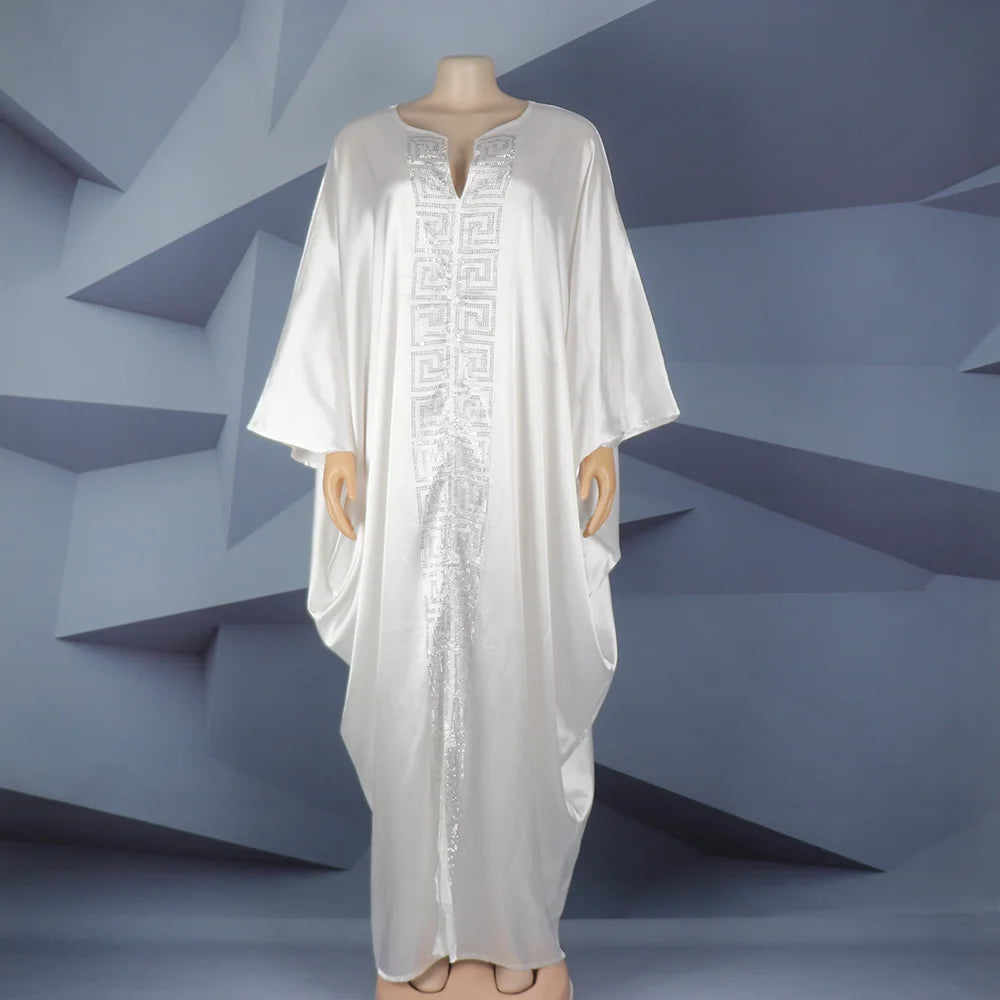 Modische afrikanische Frau, großes Kleid mit Fledermausärmeln, muslimisches islamisches Gewand, Seidenimitat, Hot-Fix-Strass