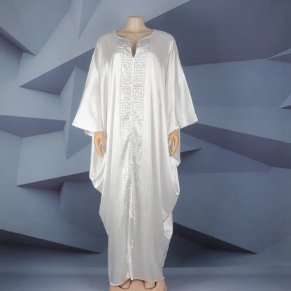 Modische afrikanische Frau, großes Kleid mit Fledermausärmeln, muslimisches islamisches Gewand, Seidenimitat, Hot-Fix-Strass