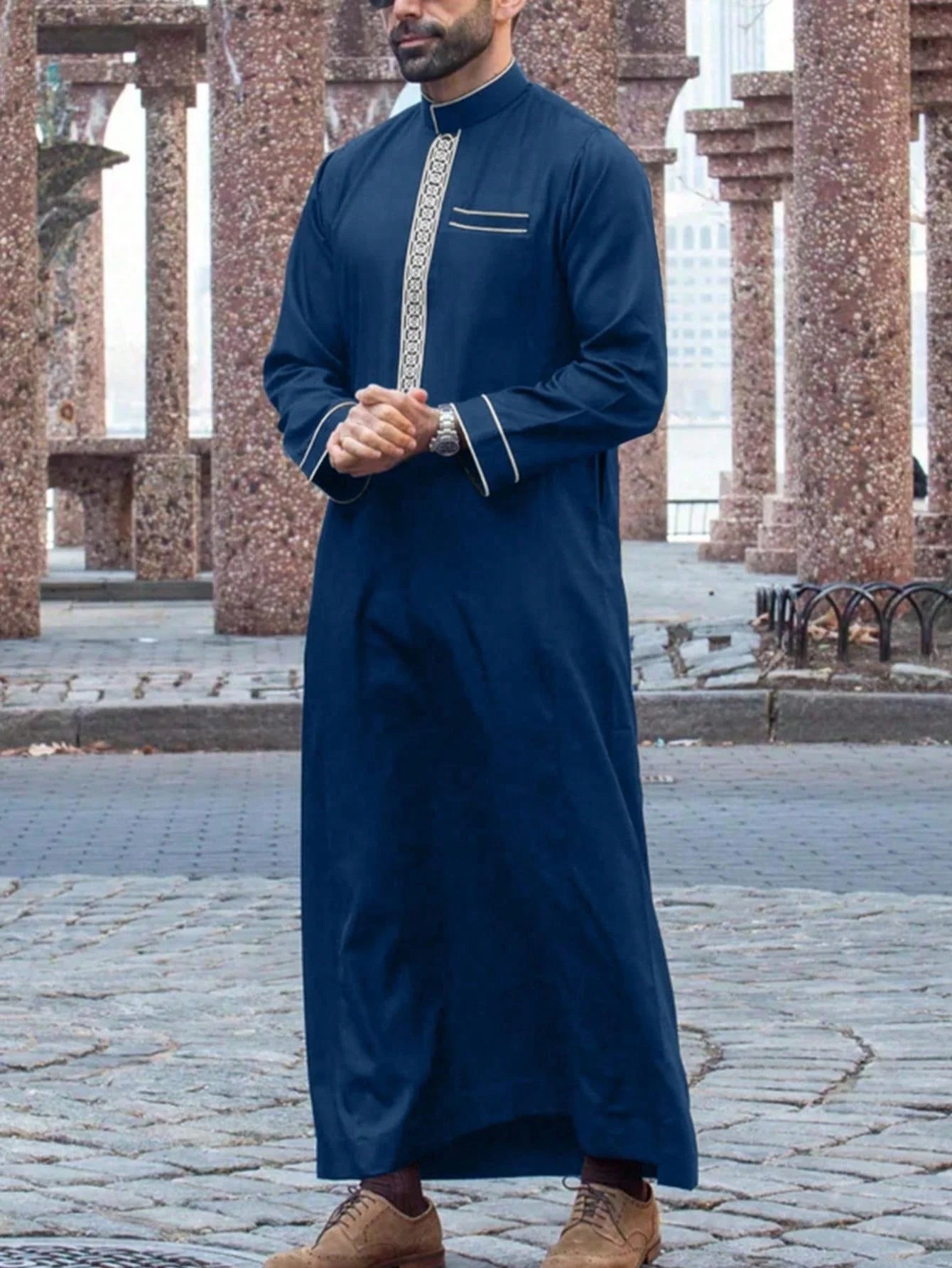 Islamischer muslimischer arabischer Herrenmantel mit langen Ärmeln und besticktem Stehkragen, arabischer Thobe für Männer