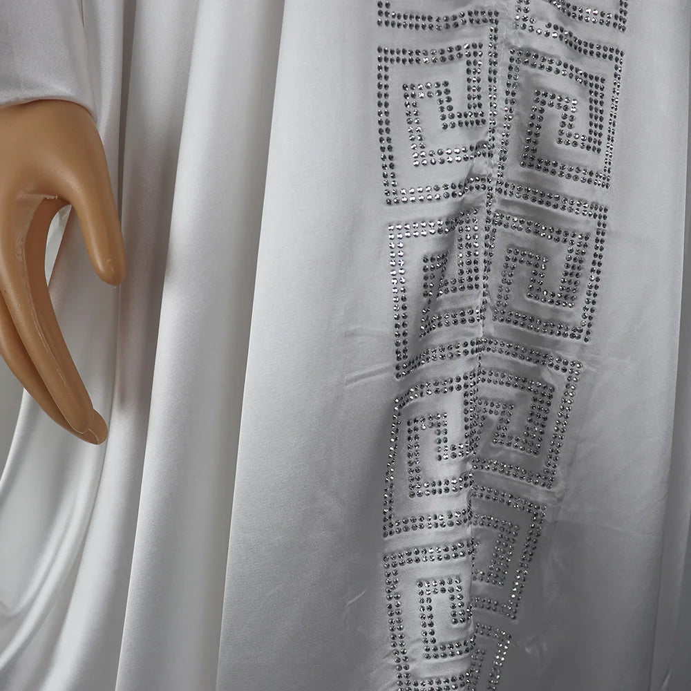 Modische afrikanische Frau, großes Kleid mit Fledermausärmeln, muslimisches islamisches Gewand, Seidenimitat, Hot-Fix-Strass