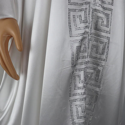 Modische afrikanische Frau, großes Kleid mit Fledermausärmeln, muslimisches islamisches Gewand, Seidenimitat, Hot-Fix-Strass