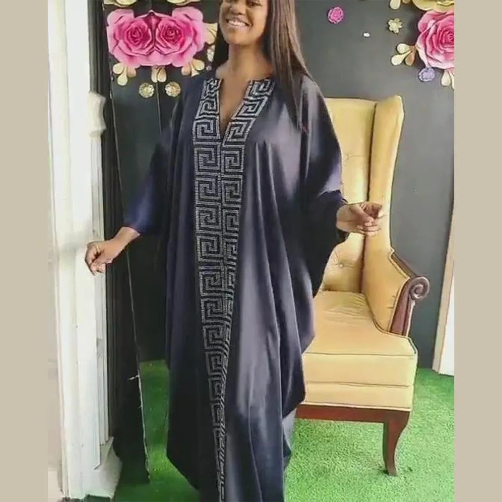 Modische afrikanische Frau, großes Kleid mit Fledermausärmeln, muslimisches islamisches Gewand, Seidenimitat, Hot-Fix-Strass