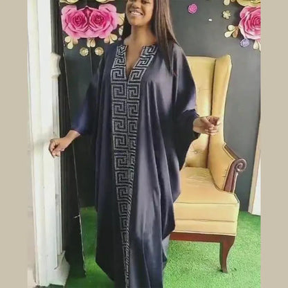 Modische afrikanische Frau, großes Kleid mit Fledermausärmeln, muslimisches islamisches Gewand, Seidenimitat, Hot-Fix-Strass