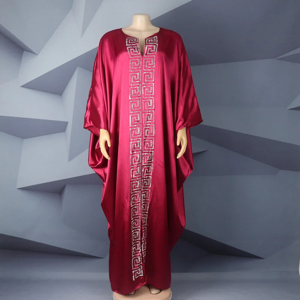 Modische afrikanische Frau, großes Kleid mit Fledermausärmeln, muslimisches islamisches Gewand, Seidenimitat, Hot-Fix-Strass