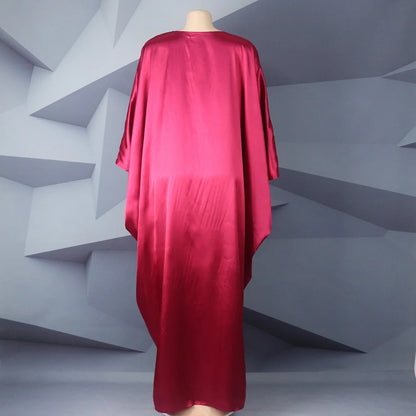 Modische afrikanische Frau, großes Kleid mit Fledermausärmeln, muslimisches islamisches Gewand, Seidenimitat, Hot-Fix-Strass