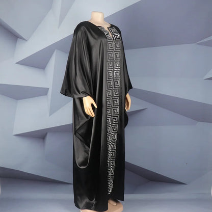 Modische afrikanische Frau, großes Kleid mit Fledermausärmeln, muslimisches islamisches Gewand, Seidenimitat, Hot-Fix-Strass