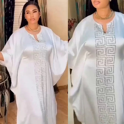 Modische afrikanische Frau, großes Kleid mit Fledermausärmeln, muslimisches islamisches Gewand, Seidenimitat, Hot-Fix-Strass