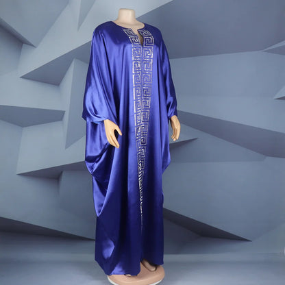 Modische afrikanische Frau, großes Kleid mit Fledermausärmeln, muslimisches islamisches Gewand, Seidenimitat, Hot-Fix-Strass