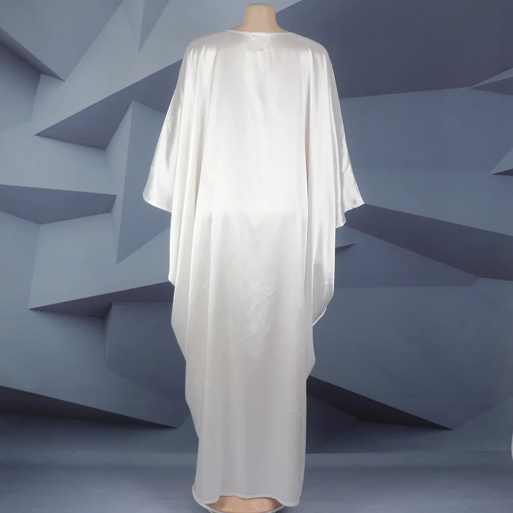 Modische afrikanische Frau, großes Kleid mit Fledermausärmeln, muslimisches islamisches Gewand, Seidenimitat, Hot-Fix-Strass