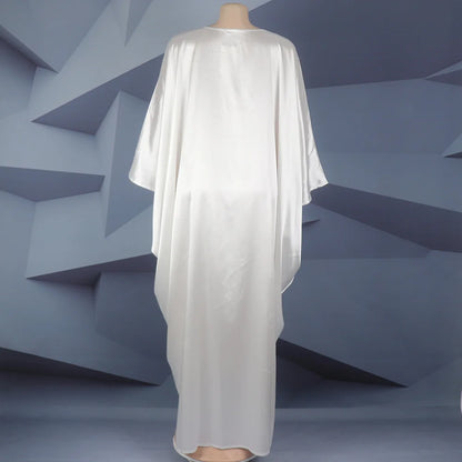 Modische afrikanische Frau, großes Kleid mit Fledermausärmeln, muslimisches islamisches Gewand, Seidenimitat, Hot-Fix-Strass