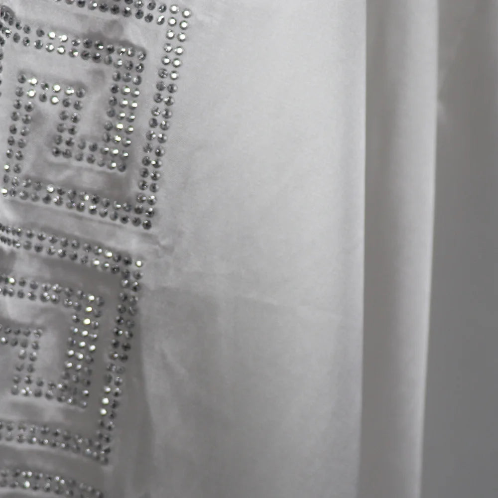 Modische afrikanische Frau, großes Kleid mit Fledermausärmeln, muslimisches islamisches Gewand, Seidenimitat, Hot-Fix-Strass