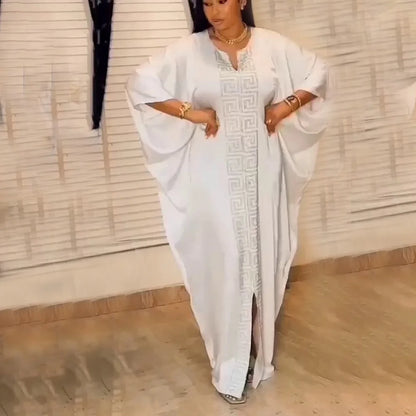 Modische afrikanische Frau, großes Kleid mit Fledermausärmeln, muslimisches islamisches Gewand, Seidenimitat, Hot-Fix-Strass