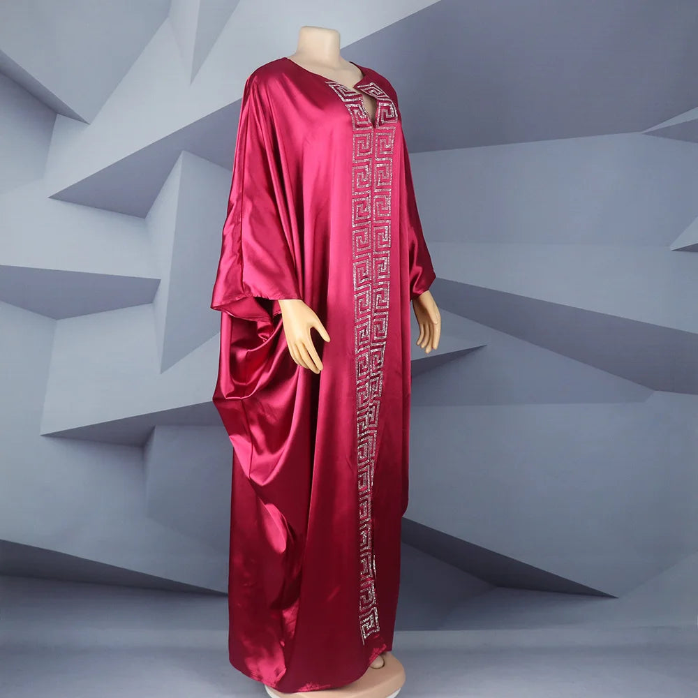 Modische afrikanische Frau, großes Kleid mit Fledermausärmeln, muslimisches islamisches Gewand, Seidenimitat, Hot-Fix-Strass