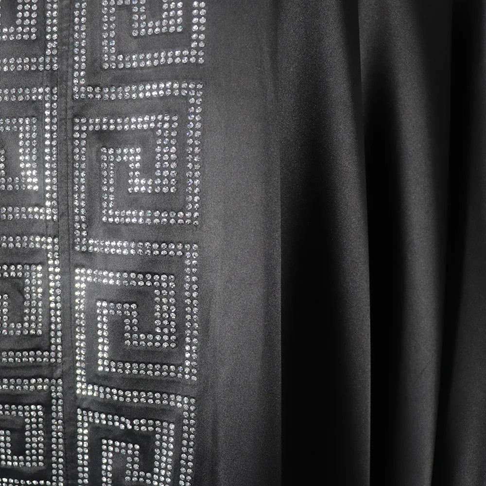 Modische afrikanische Frau, großes Kleid mit Fledermausärmeln, muslimisches islamisches Gewand, Seidenimitat, Hot-Fix-Strass