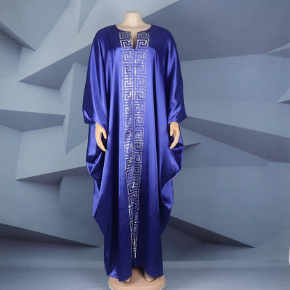 Modische afrikanische Frau, großes Kleid mit Fledermausärmeln, muslimisches islamisches Gewand, Seidenimitat, Hot-Fix-Strass