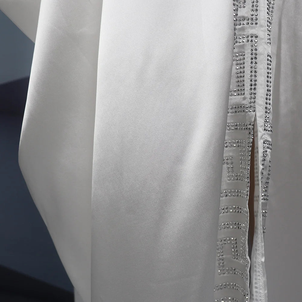 Modische afrikanische Frau, großes Kleid mit Fledermausärmeln, muslimisches islamisches Gewand, Seidenimitat, Hot-Fix-Strass