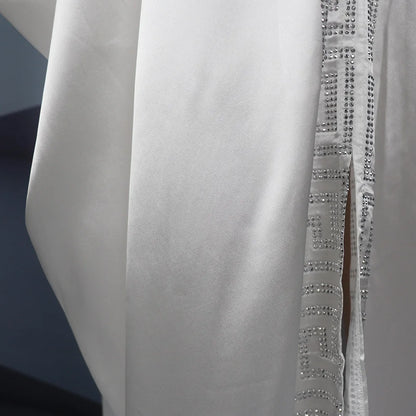 Modische afrikanische Frau, großes Kleid mit Fledermausärmeln, muslimisches islamisches Gewand, Seidenimitat, Hot-Fix-Strass