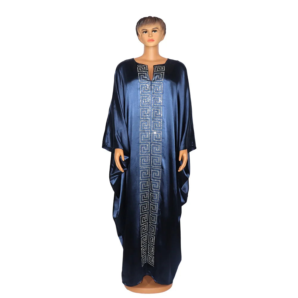Modische afrikanische Frau, großes Kleid mit Fledermausärmeln, muslimisches islamisches Gewand, Seidenimitat, Hot-Fix-Strass