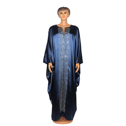 Modische afrikanische Frau, großes Kleid mit Fledermausärmeln, muslimisches islamisches Gewand, Seidenimitat, Hot-Fix-Strass