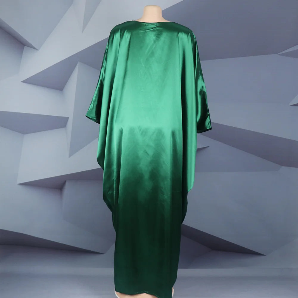 Modische afrikanische Frau, großes Kleid mit Fledermausärmeln, muslimisches islamisches Gewand, Seidenimitat, Hot-Fix-Strass