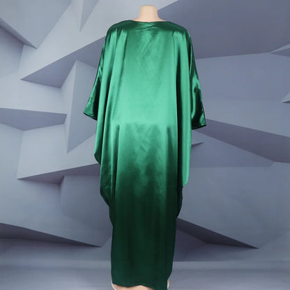 Modische afrikanische Frau, großes Kleid mit Fledermausärmeln, muslimisches islamisches Gewand, Seidenimitat, Hot-Fix-Strass