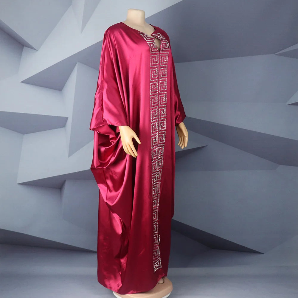 Modische afrikanische Frau, großes Kleid mit Fledermausärmeln, muslimisches islamisches Gewand, Seidenimitat, Hot-Fix-Strass