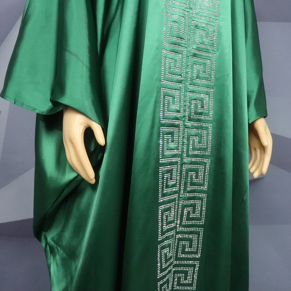 Modische afrikanische Frau, großes Kleid mit Fledermausärmeln, muslimisches islamisches Gewand, Seidenimitat, Hot-Fix-Strass