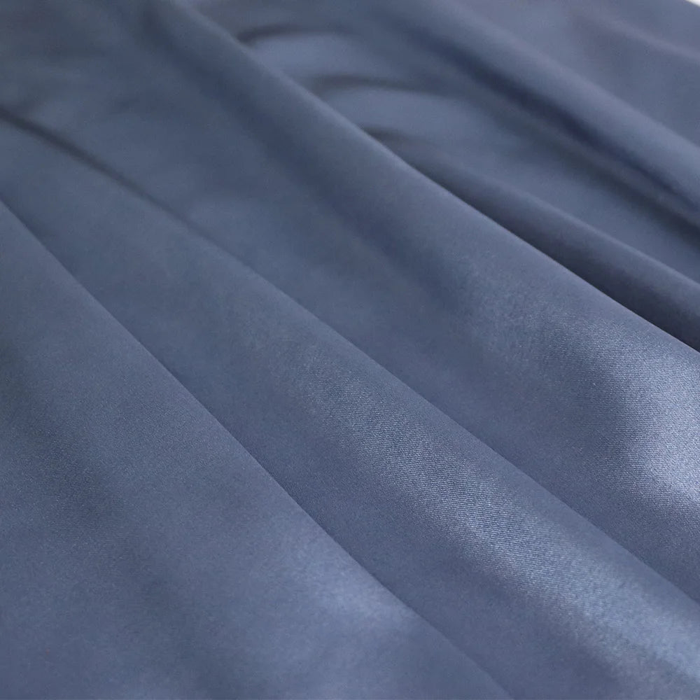 Modische afrikanische Frau, großes Kleid mit Fledermausärmeln, muslimisches islamisches Gewand, Seidenimitat, Hot-Fix-Strass