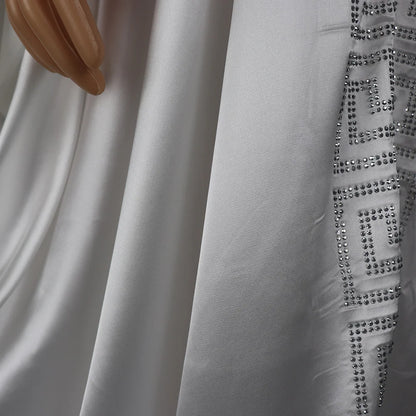 Modische afrikanische Frau, großes Kleid mit Fledermausärmeln, muslimisches islamisches Gewand, Seidenimitat, Hot-Fix-Strass