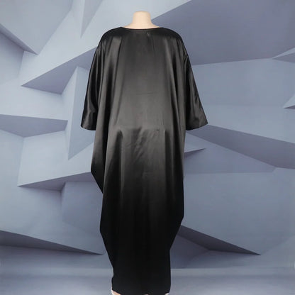Modische afrikanische Frau, großes Kleid mit Fledermausärmeln, muslimisches islamisches Gewand, Seidenimitat, Hot-Fix-Strass
