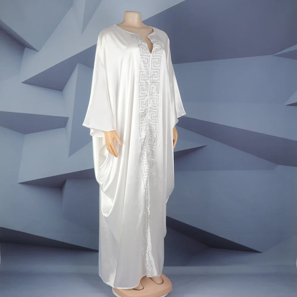 Modische afrikanische Frau, großes Kleid mit Fledermausärmeln, muslimisches islamisches Gewand, Seidenimitat, Hot-Fix-Strass