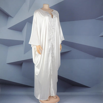 Modische afrikanische Frau, großes Kleid mit Fledermausärmeln, muslimisches islamisches Gewand, Seidenimitat, Hot-Fix-Strass